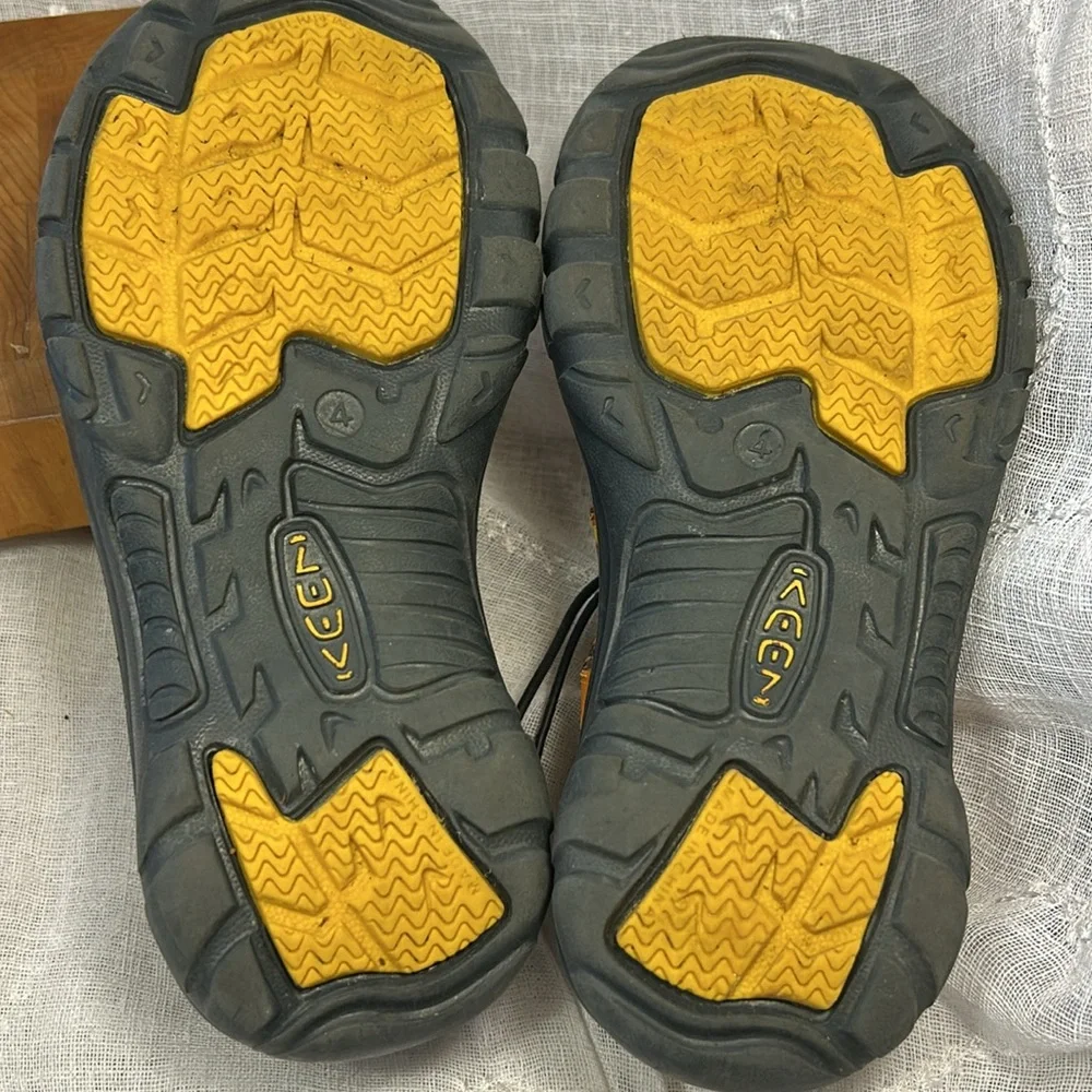 Keen almost NEW water sandals